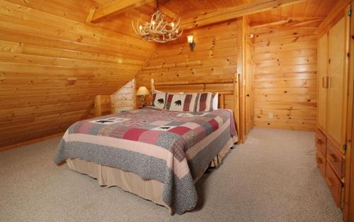 Ένα ή περισσότερα κρεβάτια σε δωμάτιο στο Cozy Cabin