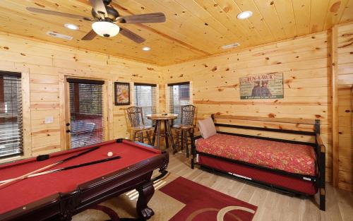 een slaapkamer met een pooltafel in een hut bij Mountain Life in Sevierville