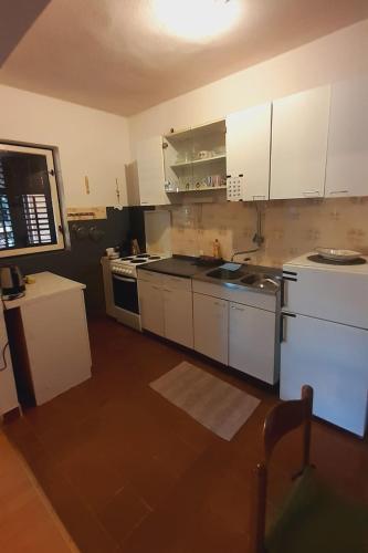 Dapur atau dapur kecil di Apartments by the sea Tkon, Pasman - 8244