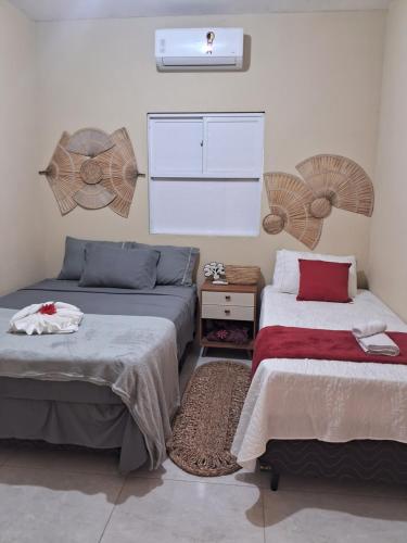 a room with two beds and a basketball hoop at Casa vila costeira Guriú in Guriú