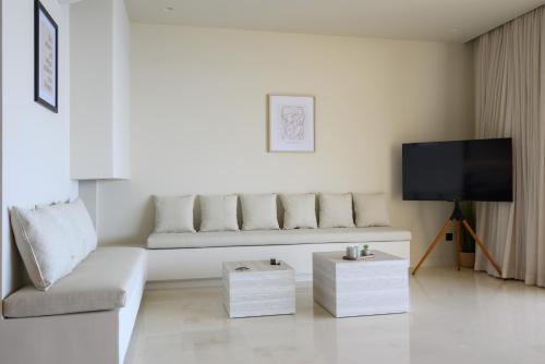 Μια τηλεόραση ή/και κέντρο ψυχαγωγίας στο Aelória Collection