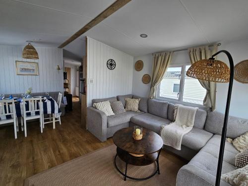 Ruang duduk di Jurassic Bliss - stylish static caravan with partial sea view at Durdle Door