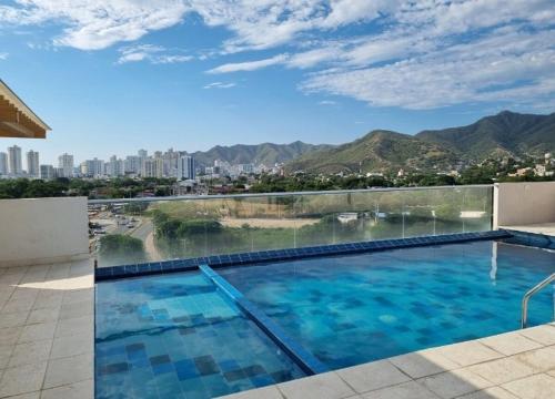 basen z widokiem na miasto w obiekcie Exclusivo, Moderno Apartamento con piscina, Cerca Playa Rodadero w mieście Santa Marta
