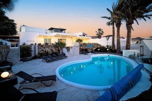 Wonderful Puerto Del Carmen Villa Central Location Villa Cilla Sea Views
