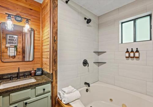 Et badeværelse på King bed-Hot tub-Sauna-Dollywood