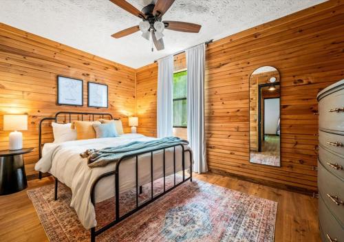 En eller flere senge i et værelse på King bed-Hot tub-Sauna-Dollywood