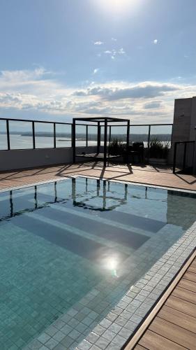 una piscina con vista sull'oceano di Edificio vivo costanera a Encarnación
