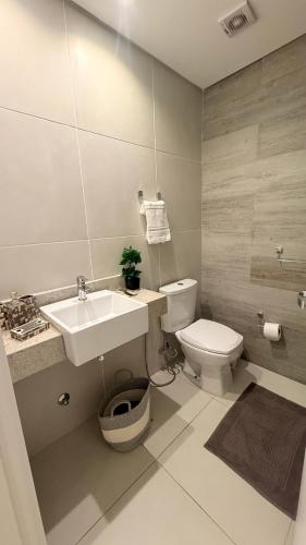 un bagno con lavandino e WC di Edificio vivo costanera a Encarnación