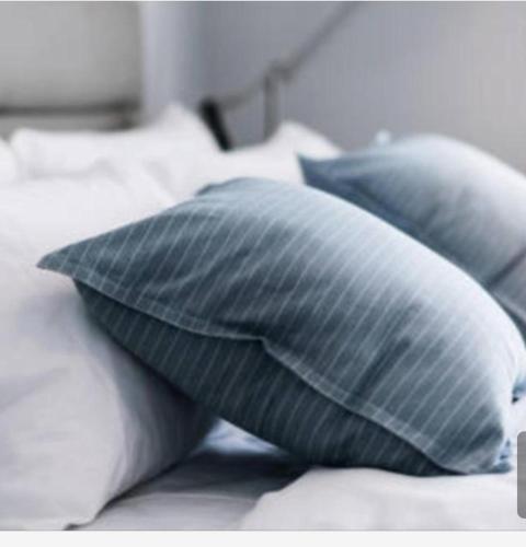 almohada sobre la cama en B&B Harmony, en Oranjestad