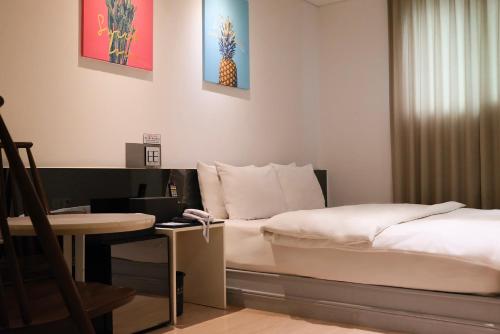 a hotel room with a bed and a table at 호텔 인썸니아 Hotel Insomnia 失眠酒店 in Daegu