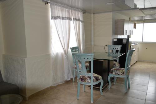 a kitchen with a table and chairs in a room at Casa Hotel Descanso Quindiano in Montenegro