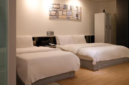 a room with two beds and a refrigerator at 호텔 인썸니아 Hotel Insomnia 失眠酒店 in Daegu