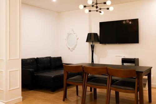 a living room with a black couch and a table at 호텔 인썸니아 Hotel Insomnia 失眠酒店 in Daegu