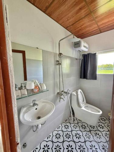 a bathroom with a sink and a toilet at Lúa homestay in Hue