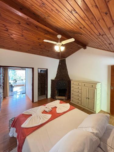 ein Schlafzimmer mit einem großen Bett und einem Kamin in der Unterkunft Pousada e Spa Vrindávana in Teresópolis