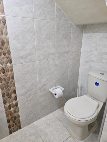 Et badeværelse på Cómoda casa cerca a la playa