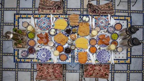 Comida en o cerca de este riad