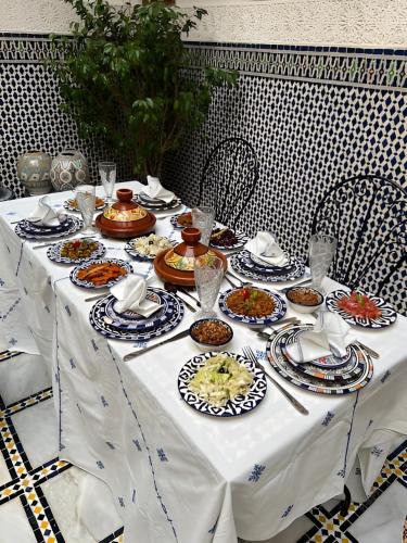 Comida en o cerca de este riad