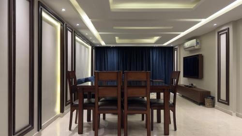 TV a/nebo společenská místnost v ubytování F5 luxury Apartment - شقة فندقية فاخرة المهندسين