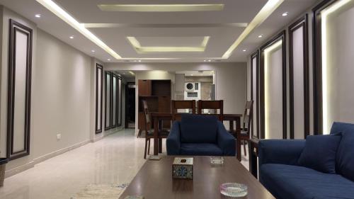 Posezení v ubytování F5 luxury Apartment - شقة فندقية فاخرة المهندسين