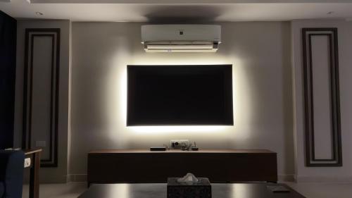 TV a/nebo společenská místnost v ubytování F5 luxury Apartment - شقة فندقية فاخرة المهندسين