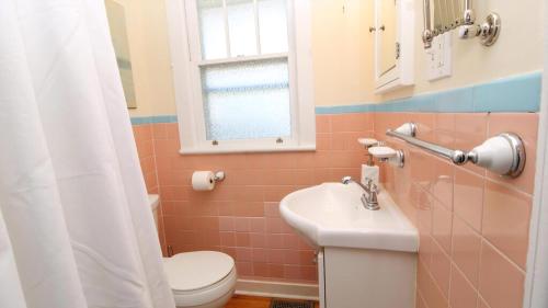 Koupelna v ubytování Coastal Cottage On Congress