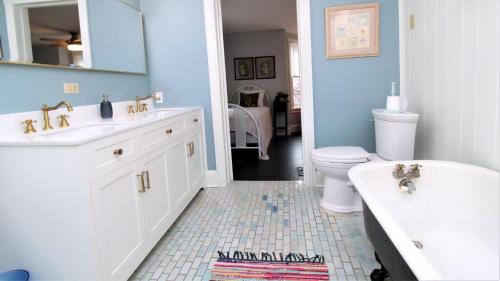 un bagno con lavandino, vasca e WC di Cottage At 37 Jackson a Cape May