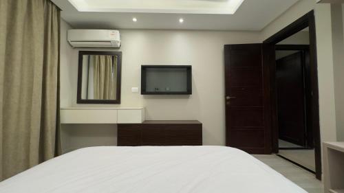 Postel nebo postele na pokoji v ubytování F5 luxury Apartment - شقة فندقية فاخرة المهندسين
