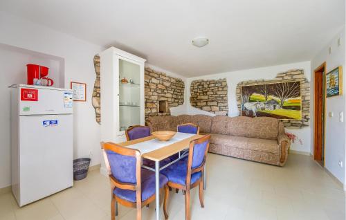 a living room with a table and a couch at 1 Bedroom Awesome Home In Bale in Krmed