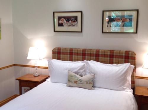 A bed or beds in a room at Gardeners Cottage B and B 