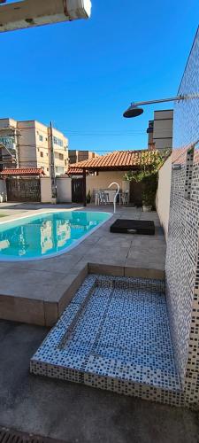 a swimming pool in the middle of a building at CasaPraiaSol1 in Rio das Ostras