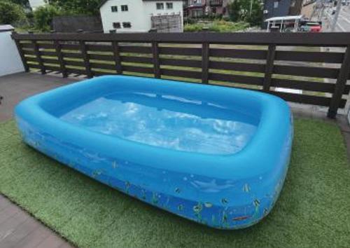 a large blue tub sitting on the grass at パーパスリゾート 越後湯沢 蔵 in Yuzawa