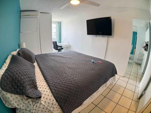 TV a/nebo společenská místnost v ubytování Condado Apt- Private Beach, Pool, & Family Ready!
