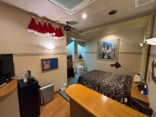 a bedroom with a bed and a kitchen with a counter at ホテルディアーAdultOnly in Fujinomiya