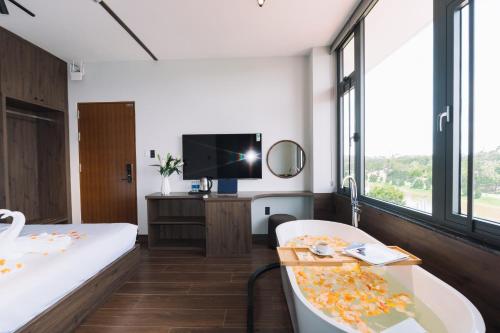 TV a/nebo společenská místnost v ubytování Scenery Hotel DaLat
