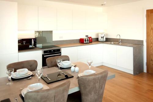 Η κουζίνα ή μικρή κουζίνα στο 2 Bed - Leeward House by Pureserviced