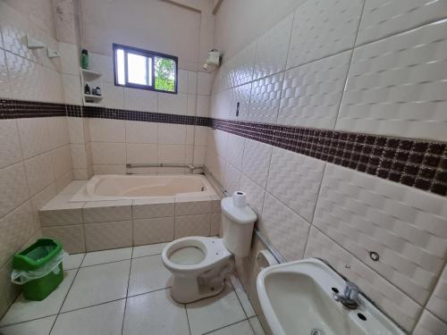 ein Badezimmer mit Badewanne, Toilette und Waschbecken in der Unterkunft Habitación para teletrabajo in Santa Cruz de la Sierra