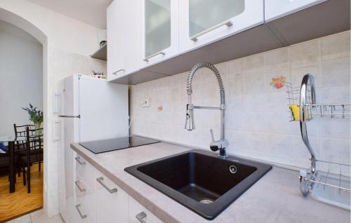 2 Bedroom Lovely Apartment In Mali Losinj