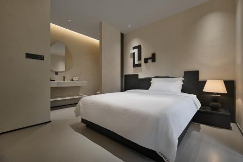 Una cama o camas en una habitación de JIYU Hotel