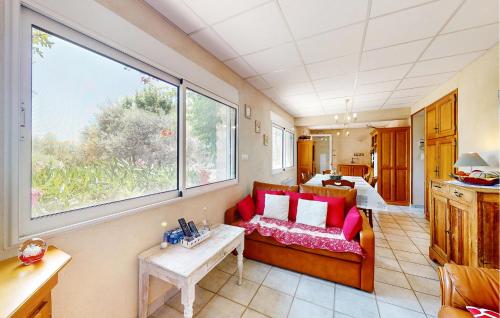 un salon avec un canapé et une grande fenêtre dans l'établissement 2 Bedroom Gorgeous Apartment In Caromb, à Caromb