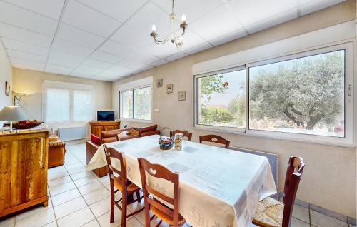 une salle à manger avec une table et une grande fenêtre dans l'établissement 2 Bedroom Gorgeous Apartment In Caromb, à Caromb