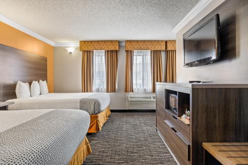 Postel nebo postele na pokoji v ubytování Arbor Inn Monterey