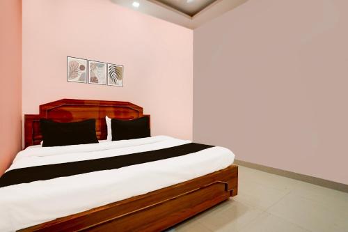 Postel nebo postele na pokoji v ubytování Hotel O Raghunath
