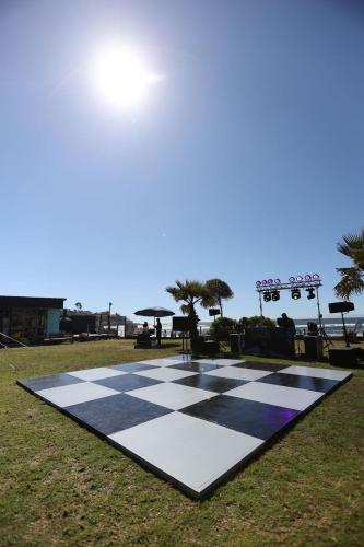 a black and white checker board on the grass at Hotel Trocadero in Concón