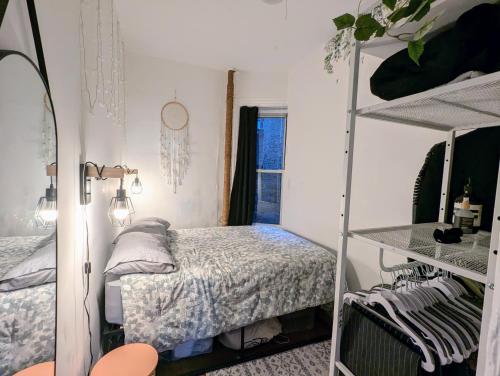 een kleine slaapkamer met een stapelbed en een plank bij Union Square Sanctuary - Chic One Bedroom Retreat in Downtown Manhattan in New York