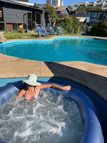 a woman in a swimming pool in a hot tub at Hotel Trocadero in Concón