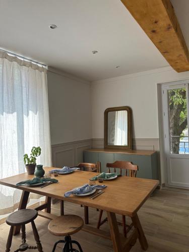 une salle à manger avec une table et des chaises en bois dans l'établissement Nid Provençal - cœur de Village, à Callas