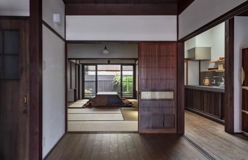 Postel nebo postele na pokoji v ubytování 京町家一棟貸しKyoto Machiya Stay En