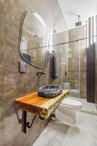 Massive Jacuzzi - 6 Bedroom with Private Bathroom - 1 block from LLeras P11にあるバスルーム