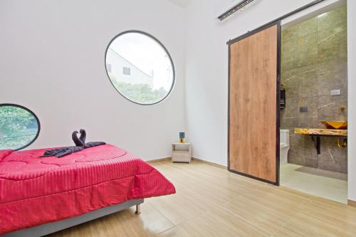 Massive Jacuzzi - 6 Bedroom with Private Bathroom - 1 block from LLeras P11にあるベッド